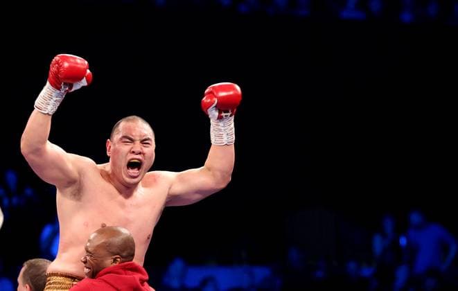 Bilder des Jahres 2023, Sport 04 April Sport Themen der Woche KW15 Sport Bilder des Tages (230416) -- LONDON, April 16, 2023 -- Zhang Zhilei (top) of China celebrates after defeating Joe Joyce of Britain in their WBO heavyweight interim title boxing match in London, Britain, April 15, 2023. ) (SP)BRITAIN-LONDON-WBO-HEAVYWEIGHT INTERIM TITLE LixYing 