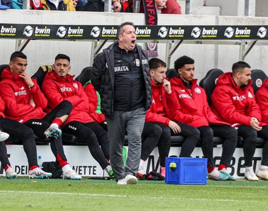 Fussball - 3. Liga - SV Wehen Wiesbaden - TSV 1860 München - 15.04.23, Trainer Markus Kauczinski (SVWW), -