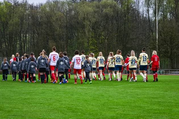 16.04.2023, GER, Fußball, Frauen, Testspiel, 2022 2023, 1. FC Köln - TSG Hoffenheim Beide Teams auf dem Weg ins Mittelfeld. Westerburg Schulstadion Rheinland-Pfalz Deutschland