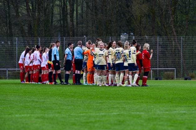 16.04.2023, GER, Fußball, Frauen, Testspiel, 2022 2023, 1. FC Köln - TSG Hoffenheim Köln und Hoffenheim vor dem Anpfiff. Westerburg Schulstadion Rheinland-Pfalz Deutschland