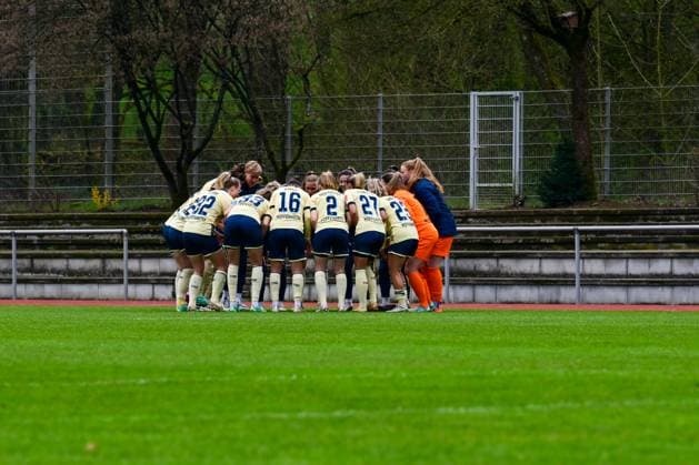 16.04.2023, GER, Fußball, Frauen, Testspiel, 2022 2023, 1. FC Köln - TSG Hoffenheim Die TSG schwört sich nochmals ein. Westerburg Schulstadion Rheinland-Pfalz Deutschland