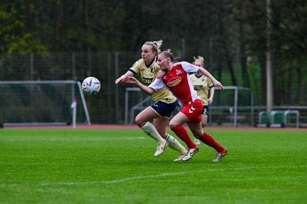 16.04.2023, GER, Fußball, Frauen, Testspiel, 2022 2023, 1. FC Köln - TSG Hoffenheim Vanessa Diehm (32 TSG) und Laura Donhauser (Köln) im Zweikampf. Westerburg Schulstadion Rheinland-Pfalz Deutschland