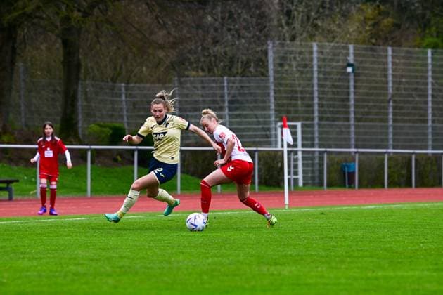 16.04.2023, GER, Fußball, Frauen, Testspiel, 2022 2023, 1. FC Köln - TSG Hoffenheim Sarai Linder (22 TSG) gewinnt den Ball vor Lena Uebach (Köln). Westerburg Schulstadion Rheinland-Pfalz Deutschland