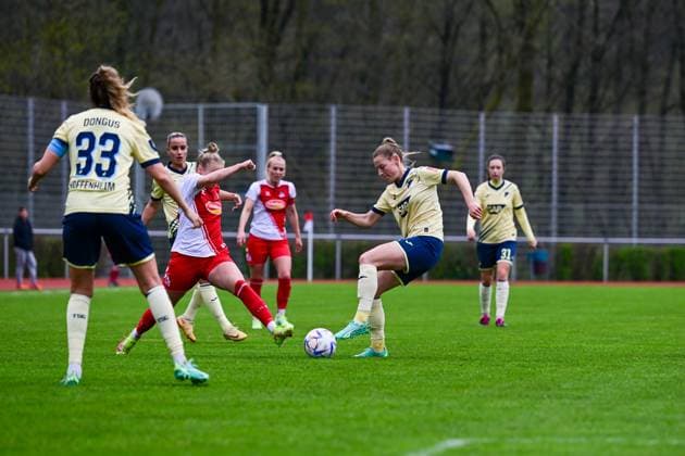 16.04.2023, GER, Fußball, Frauen, Testspiel, 2022 2023, 1. FC Köln - TSG Hoffenheim Sarai Linder (22 TSG) gewinnt den Ball vor Lena Uebach (Köln). Westerburg Schulstadion Rheinland-Pfalz Deutschland