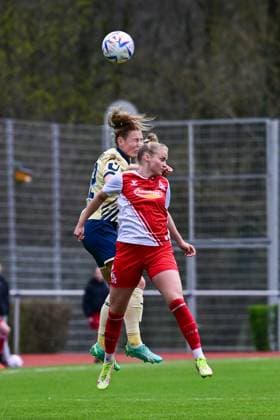 16.04.2023, GER, Fußball, Frauen, Testspiel, 2022 2023, 1. FC Köln - TSG Hoffenheim Lena Uebach (Köln) und Sarai Linder (22 TSG) im Kopfballduell. Westerburg Schulstadion Rheinland-Pfalz Deutschland