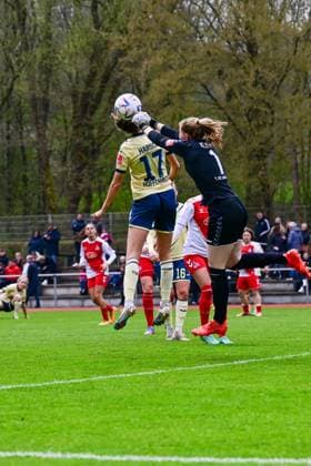 16.04.2023, GER, Fußball, Frauen, Testspiel, 2022 2023, 1. FC Köln - TSG Hoffenheim Franziska Harsch (17 TSG) versucht per Kopf an den Ball zu gelangen, während dessen Manon Klett (1 Köln) diesen wegfaustet. Westerburg Schulstadion Rheinland-Pfalz Deutschland