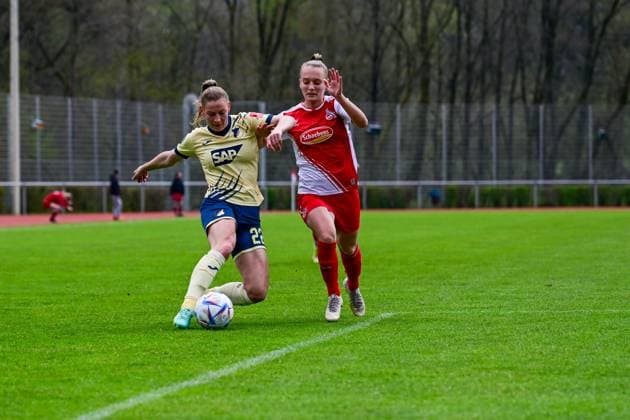 16.04.2023, GER, Fußball, Frauen, Testspiel, 2022 2023, 1. FC Köln - TSG Hoffenheim Sarai Linder (22 TSG) schießt den Ball bevor Andrea Gavric (Köln) diesen erreicht. Westerburg Schulstadion Rheinland-Pfalz Deutschland