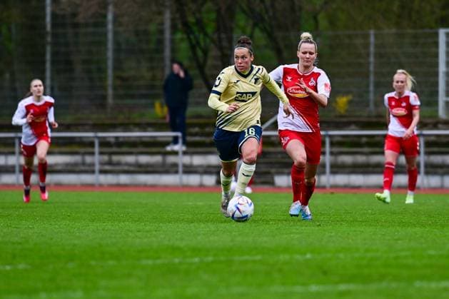 16.04.2023, GER, Fußball, Frauen, Testspiel, 2022 2023, 1. FC Köln - TSG Hoffenheim Nicole Billa (16 TSG) auf dem Weg Richtung des gegnerischen Strafraums. Westerburg Schulstadion Rheinland-Pfalz Deutschland