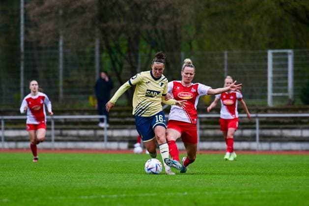 16.04.2023, GER, Fußball, Frauen, Testspiel, 2022 2023, 1. FC Köln - TSG Hoffenheim Nicole Billa (16 TSG) wird von Jana Beuschlein (Köln) angegriffen. Westerburg Schulstadion Rheinland-Pfalz Deutschland