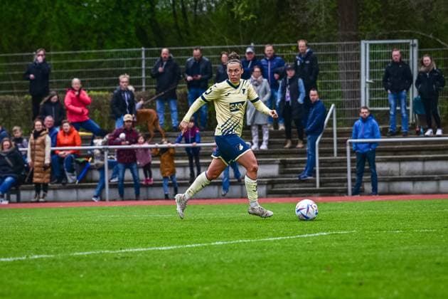 16.04.2023, GER, Fußball, Frauen, Testspiel, 2022 2023, 1. FC Köln - TSG Hoffenheim Nicole Billa (16 TSG) kontrolliert den Ball. Westerburg Schulstadion Rheinland-Pfalz Deutschland