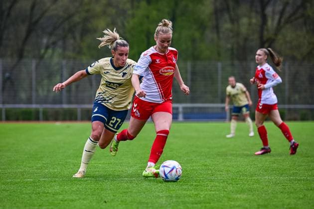 16.04.2023, GER, Fußball, Frauen, Testspiel, 2022 2023, 1. FC Köln - TSG Hoffenheim Lena Uebach (27 Köln) kontrolliert den Ball vor Vanessa Leimenstoll (27 TSG). Westerburg Schulstadion Rheinland-Pfalz Deutschland