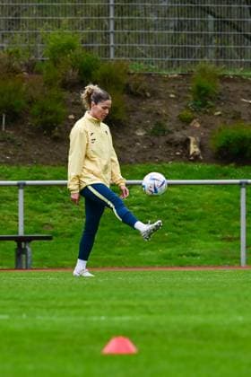 16.04.2023, GER, Fußball, Frauen, Testspiel, 2022 2023, 1. FC Köln - TSG Hoffenheim Luana Bühler (5 TSG) jongliert mit dem Ball. Westerburg Schulstadion Rheinland-Pfalz Deutschland