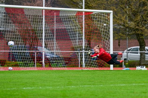 16.04.2023, GER, Fußball, Frauen, Testspiel, 2022 2023, 1. FC Köln - TSG Hoffenheim Manon Klett (Köln) macht sich während des Aufwärm-Trainigs lang um den Ball zu erreichen. Westerburg Schulstadion Rheinland-Pfalz Deutschland
