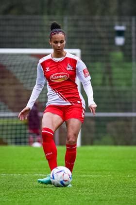 16.04.2023, GER, Fußball, Frauen, Testspiel, 2022 2023, 1. FC Köln - TSG Hoffenheim Genessee Puntigam (Köln) passt den Ball. Westerburg Schulstadion Rheinland-Pfalz Deutschland