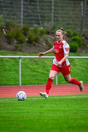 16.04.2023, GER, Fußball, Frauen, Testspiel, 2022 2023, 1. FC Köln - TSG Hoffenheim Andrea Gavric (Köln) läuft mit dem Ball an der Außenlinie runter. Westerburg Schulstadion Rheinland-Pfalz Deutschland