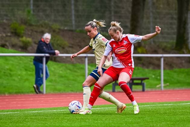 16.04.2023, GER, Fußball, Frauen, Testspiel, 2022 2023, 1. FC Köln - TSG Hoffenheim Vanessa Leimenstoll (27 TSG) und Lena Uebach (Köln) im Zweikampf um den Ball. Westerburg Schulstadion Rheinland-Pfalz Deutschland