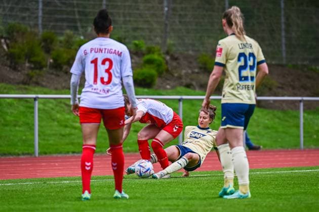 16.04.2023, GER, Fußball, Frauen, Testspiel, 2022 2023, 1. FC Köln - TSG Hoffenheim Franziska Harsch (17 TSG) im Kampf um den Ball mit Andrea Gavric (links, Köln). Westerburg Schulstadion Rheinland-Pfalz Deutschland