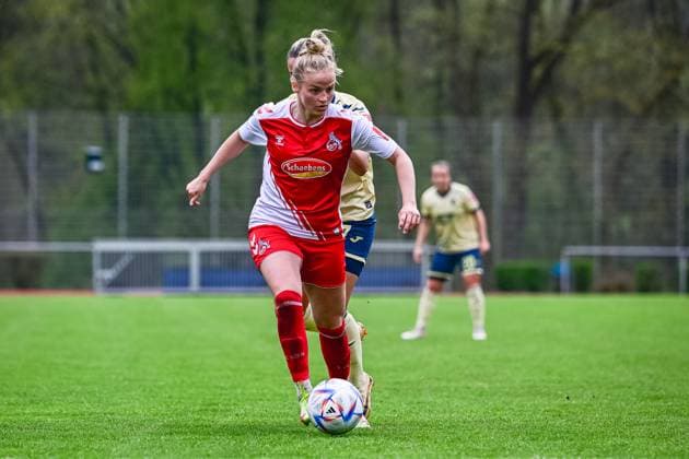16.04.2023, GER, Fußball, Frauen, Testspiel, 2022 2023, 1. FC Köln - TSG Hoffenheim Lena Uebach (Köln) schirmt den Ball ab. Westerburg Schulstadion Rheinland-Pfalz Deutschland