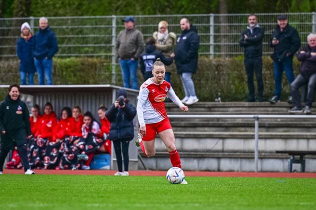 16.04.2023, GER, Fußball, Frauen, Testspiel, 2022 2023, 1. FC Köln - TSG Hoffenheim Weronika Zawistowska (Köln) auf dem Weg zum gegnerischen Strafraum. Westerburg Schulstadion Rheinland-Pfalz Deutschland