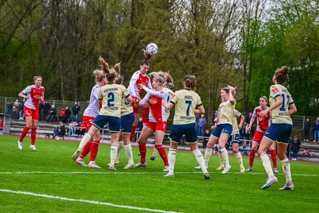 16.04.2023, GER, Fußball, Frauen, Testspiel, 2022 2023, 1. FC Köln - TSG Hoffenheim Selina Cerci (mittig, Köln) steigt zum Kopfball hoch. Westerburg Schulstadion Rheinland-Pfalz Deutschland