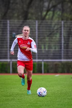 16.04.2023, GER, Fußball, Frauen, Testspiel, 2022 2023, 1. FC Köln - TSG Hoffenheim Sarah Puntigam (Köln) sprintet dem Ball hinterher. Westerburg Schulstadion Rheinland-Pfalz Deutschland