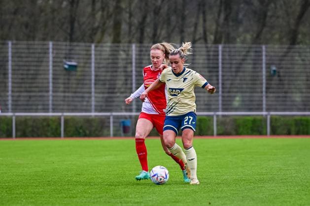 16.04.2023, GER, Fußball, Frauen, Testspiel, 2022 2023, 1. FC Köln - TSG Hoffenheim Vanessa Leimenstoll (27 TSG) und Sarah Puntigam (Köln) im Zweikampf um den Ball. Westerburg Schulstadion Rheinland-Pfalz Deutschland