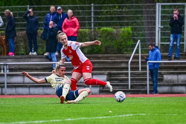 16.04.2023, GER, Fußball, Frauen, Testspiel, 2022 2023, 1. FC Köln - TSG Hoffenheim Vanessa Leimenstoll (TSG) im Zweikampf mit Andrea Gavric (Köln). Westerburg Schulstadion Rheinland-Pfalz Deutschland