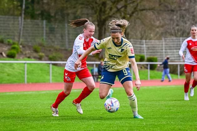 16.04.2023, GER, Fußball, Frauen, Testspiel, 2022 2023, 1. FC Köln - TSG Hoffenheim Katharina Naschenweng (9 TSG) schirmt den Ball vor Laura Donhauser (Köln) ab. Westerburg Schulstadion Rheinland-Pfalz Deutschland