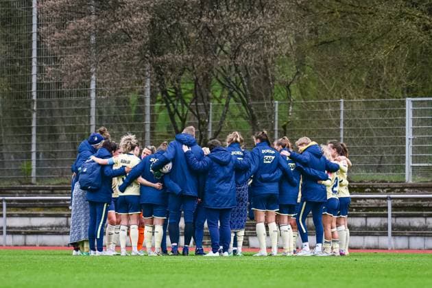 16.04.2023, GER, Fußball, Frauen, Testspiel, 2022 2023, 1. FC Köln - TSG Hoffenheim Die TSG steht nach dem knappen Testspielsieg gegen Köln in einem Team-Kreis. Westerburg Schulstadion Rheinland-Pfalz Deutschland