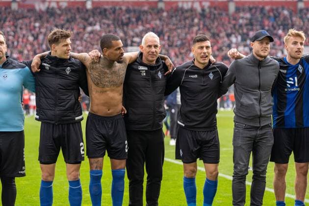 Christian Neidhart (SV Waldhof Mannheim, Cheftrainer) und seine Mannschaft feiern den 0:3 Sieg ueber Essen, GER Rot-Weiss Essen vs. SV Waldhof Mannheim, 3. Fussball Bundesliga, 32. Spieltag, Saison 2022 2023, 16.04.2023 DFL REGULATIONS PROHIBIT ANY USE OF PHOTOGRAPHS AS IMAGE SEQUENCES AND OR QUASI-VIDEO, GER Rot-Weiss Essen vs. SV Waldhof Mannheim, 3. Fussball Bundesliga, 32. Spieltag, Saison 2022 2023, 16.04.2023 Essen Copyright: xEibner-Pressefoto FabianxFriesex EP_EER