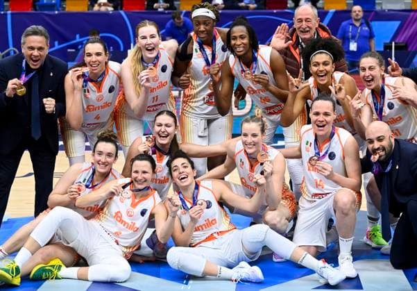 Bilder des Jahres 2023, Sport 04 April Sport Themen der Woche KW15 Sport Bilder des Tages PF Schio players and their coach George Dikeoulakos, left, celebrate victory during the Women s European Basketball League (EuroLeague Women) Final Four, match for 3rd place: ZVVZ USK Prague vs PF Schio, on April 16, 2023, in Prague, Czech Republic. (CTKxPhoto OndrejxDeml) CTKPhotoP2023041605418  CTKPhotoP2023041605418