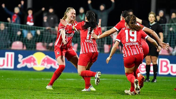 Fußball DFB-Pokal Frauen Halbfinale Saison 2022 2023, RB Leipzig (Frauen) gegen SC Freiburg (Frauen 1:0 (0:0). Torjubel Freiburg nach dem Tor von Hasret Kayikci (Freiburg Angriff, Ruekennummer 11) (2.v.l.) beim Spiel RB Leipzig (Frauen) gegen SC Freiburg (Frauen). Es jubeln Janina Minge (Freiburg Mittelfeld, Ruekennummer 9), Annabel Schasching (Freiburg Mittelfeld, Ruekennummer 19), Giovanna Hoffmann (Freiburg Angriff, Ruekennummer 27) (v.l.n.r) Leipzig Sachsen Deutschland RB-Trainingszentrum, Rasenplatz 1