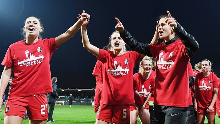 Fußball DFB-Pokal Frauen Halbfinale Saison 2022 2023, RB Leipzig (Frauen) gegen SC Freiburg (Frauen 1:0 (0:0). Jubel bei den Spielerinnen des SC Freiburg nach dem Sieg im Halbfinale und Einzug ins Pokalfinal beim Spiel RB Leipzig (Frauen) gegen SC Freiburg (Frauen). Im Bild zu sehen Samantha Steuerwald (Freiburg Abwehr, Ruekennummer 21), Kim Fellhauer (Freiburg Abwehr, Ruekennummer 5), Giovanna Hoffmann (Freiburg Angriff, Ruekennummer 27). Leipzig Sachsen Deutschland RB-Trainingszentrum, Rasenplatz 1