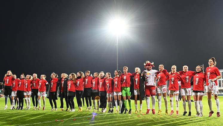 Fußball DFB-Pokal Frauen Halbfinale Saison 2022 2023, RB Leipzig (Frauen) gegen SC Freiburg (Frauen 1:0 (0:0). Die Spielerinnen von RB Leipzig (Frauen) feiern trotz Niederlage im Pokal-Halbfinale im Spiel RB Leipzig (Frauen) gegen SC Freiburg (Frauen) mit ihren Fans. Die Frauen von RBL waren am Nachmittag ohne eigenes Spiel in die 1. Fußball-Bundesliga aufgestiegen. Zu sehen auf dem Bild u.a. Johanna Kaiser (RB Leipzig, Abwehr, Rueckennummer 3), Josefine Schaller (RB Leipzig, Mittelfeld, Rueckennummer 5), Lea Mauly (RB Leipzig, Mittelfeld, Rueckennummer 6), Louise Ringsing (RB Leipzig, Abwehr, Rueckennummer 9), Jenny Hipp (RB Leipzig, Mittelfeld, Rueckennummer 19), Victoria Krug (RB Leipzig, Abwehr, Rueckennummer 20), Vanessa Fudalla (RB Leipzig, Angriff, Rueckennummer 21), Christina Beck (RB Leipzig, Abwehr, Rueckennummer 22), Luca Graf (RB Leipzig, Mittelfeld, Rueckennummer 26), Marlene Mueller (RB Leipzig, Mittelfeld, Rueckennummer 27), Frederike Kempe (RB Leipzig, Abwehr, Rueckennummer 2), Anika Metzner (RB Leipzig, Abwehr, Rueckennummer 4), Korina Lara Janez (RB Leipzig, Mittelfeld, Rueckennummer 7), Barbara Brecht (RB Leipzig, Mittelfeld, Rueckennummer 11), Kyra Spitzner (RB Leipzig, Mittelfeld, Rueckennummer 23), Fatma Sakar (RB Leipzig, Abwehr, Rueckennummer 24), Medina Desic (RB Leipzig, Angriff, Rueckennummer 30), Gina Schueller (RB Leipzig, Torwart Torfrau, Rueckennummer 1), Mia Werner (RB Leipzig, Mittelfeld, Rueckennummer 32), RB-Leipzig-Maskotchen Bulli Leipzig Sachsen Deutschland RB-Trainingszentrum, Rasenplatz 1