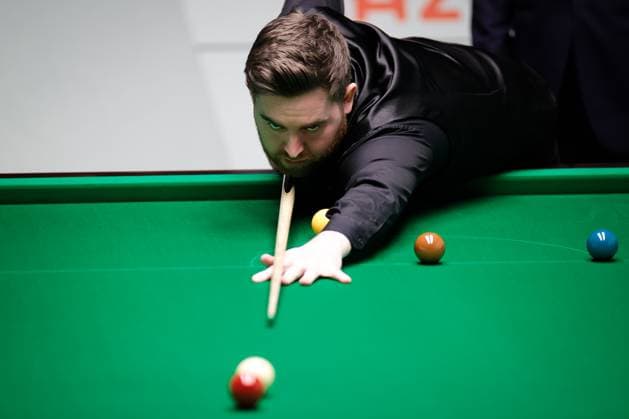 Sport Themen der Woche KW15 Sport Bilder des Tages SHEFFIELD, ENGLAND - APRIL 16: Jak Jones of Wales plays a shot in the first round match against Ali Carter of England on day 2 of the 2023 Cazoo World Championship, WM, Weltmeisterschaft at Crucible Theatre on April 16, 2023 in Sheffield, England.  Copyright: xVCGx 111432353781 