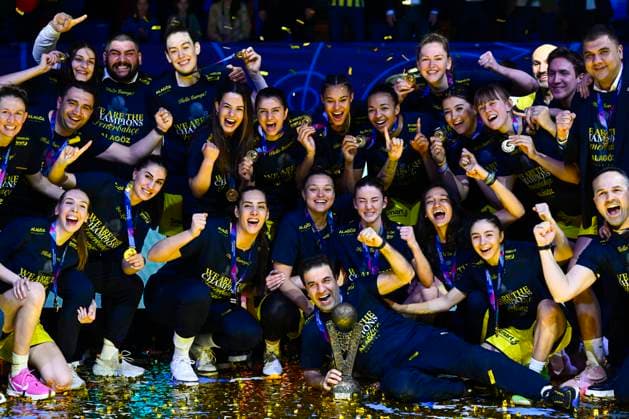 Bilder des Jahres 2023, Sport 04 April Sport Themen der Woche KW15 Sport Bilder des Tages Players of Fenerbahce Istanbul celebrate victory in the Women s European Basketball League (EuroLeague Women) Final Four, final match: Fenerbahce Istanbul vs CBK Mersin Yenisehir Bld, on April 16, 2023, in Prague, Czech Republic. CTKPhotoP2023041606727  CTKPhotoP2023041606727