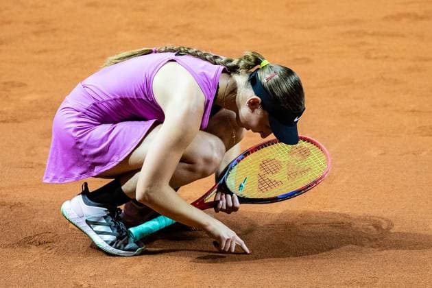 Tamara Korpatsch (GER) vs Cristina Bucsa (ESP) im Bild Tamara Korpatsch (GER) Markiert den Boden Porsche Tennis Grand Prix GP Stuttgart 2023, Billie Jean King Cup, Porsche-Arena, 17.04.2023 Porsche Tennis Grand Prix GP Stuttgart 2023 Porsche-Arena, 17.04.2023 Stuttgart Copyright: xEibner-Pressefoto RogerxBuerkex EP_EER