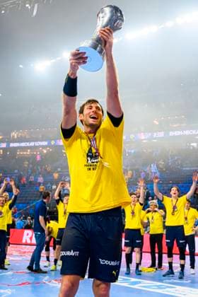 Handball: DHB-Pokal, Rhein Neckar Löwen - SC Magdeburg, Final Four, Finale, Lanxess Arena Uwe Gensheimer (Loewen) mit dem Pokal Köln Lanxess Arena Nordrhein-Westfalen Deutschland