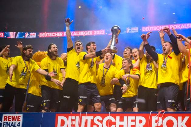 Handball: DHB-Pokal, Rhein Neckar Löwen - SC Magdeburg, Final Four, Finale, Lanxess Arena Uwe Gensheimer (Loewen) mit dem Pokal Köln Lanxess Arena Nordrhein-Westfalen Deutschland
