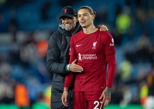 Sport Themen der Woche KW16 Sport Bilder des Tages Football - FA Premier League - Leeds United FC v Liverpool FC LEEDS, ENGLAND - Monday, April 17, 2023: Liverpool s manager Jürgen Klopp (L) celebrates with Darwin Nunez after the FA Premier League match between Leeds United FC and Liverpool FC at Elland Road. Liverpool won 6-1. LEEDS Elland Road YORKSHIRE ENGLAND  Copyright: xDavidxRawcliffex P2023-04-17-Leeds_Liverpool-150