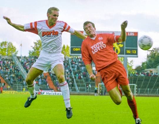RECORD DATE NOT STATED Aus 2. BL Saison 1993 94 Hannover 96 - Fortuna Köln 0:2 am 09.10.1993. Im Foto: Han96 Kpt. ist Michael Schönberg *** From 2 BL season 1993 94 Hannover 96 Fortuna Cologne 0 2 on 09 10 1993 In photo Han96 captain is Michael Schönberg