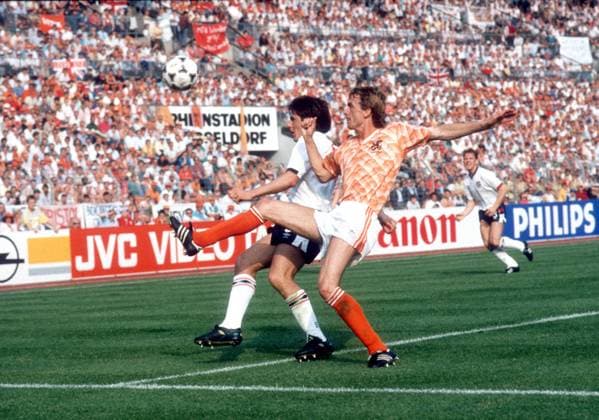 Fußball EM 1988 in Deutschland Niederlande - England 3:1 15.06.1988 in Düsseldorf Adri van Tiggelen (NL) Aktion vor Peter Beardsley (ENG). Im Hintergrund steht Rheinstadion Düsseldorf *** European Football Championship 1988 in Germany Netherlands England 3 1 15 06 1988 in Düsseldorf Adri van Tiggelen NL action in front of Peter Beardsley ENG In the background is Rheinstadion Düsseldorf HM