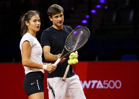 18.04.2023, Deutschland, Stuttgart, Porsche Tennis Grand Prix 2023, v.l. Emma Raducano und Trainer Seabstian Sachs