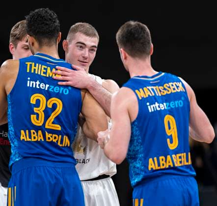 Johannes Thiemann (Alba), Ziga Samar (Towers), Jonas Mattisseck (Alba) 16.04.23, Hamburg, Veolia Towers Hamburg vs. Alba Berlin, easyCredit BBL, Basketball Bundesliga, 1.Liga, Saison 2022 2023, 28. Spieltag Â