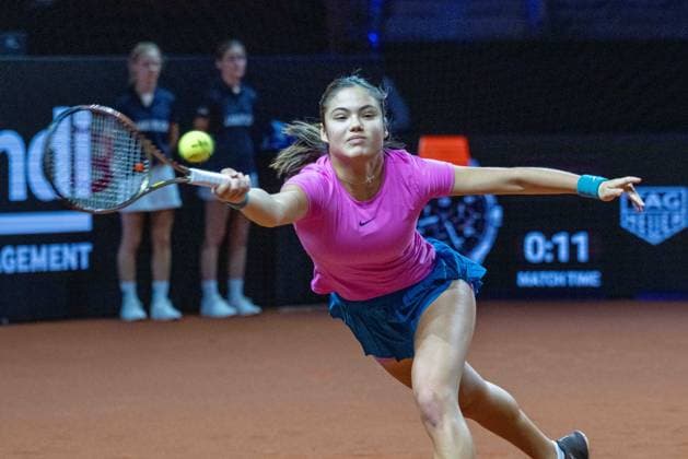 Emma Raducanu (GBR). Deutschland, Stuttgart, 18.04.2023, Tennis, Porsche Tennis Grand Prix, 2023, Runde 1, Jelena Ostapenko (LAT) - Emma Raducanu (GBR), Porsche Arena Foto: A2 Bildagentur Peter Hartenfelser