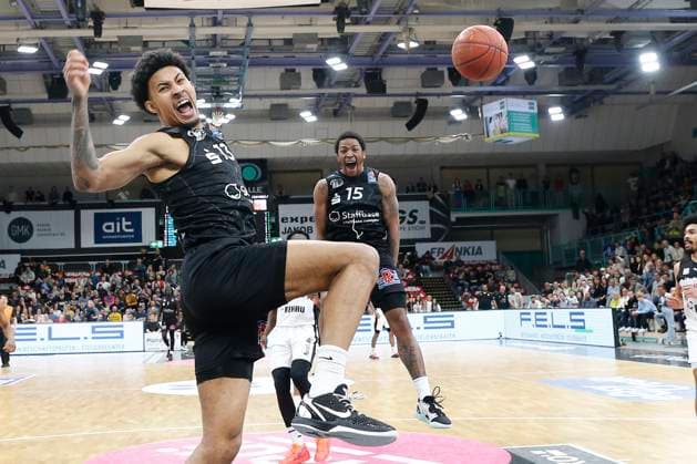 29 Spieltag der easyCredit BBL Basketball Bundesliga in der Oberfrankenhalle in Bayreuth Saison 2022-2023 Medi Bayreuth gegen NINERS Chemnitz Jason George (NINERS Chemnitz) -13- links Wesley Clark (NINERS Chemnitz) -15- rechts