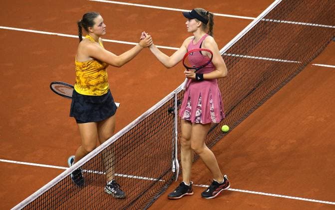 19.04.2023, Deutschland, Stuttgart, Porsche Tennis Grand Prix 2023, v.l. Jule Niemeier (GER), Elena Rybakina