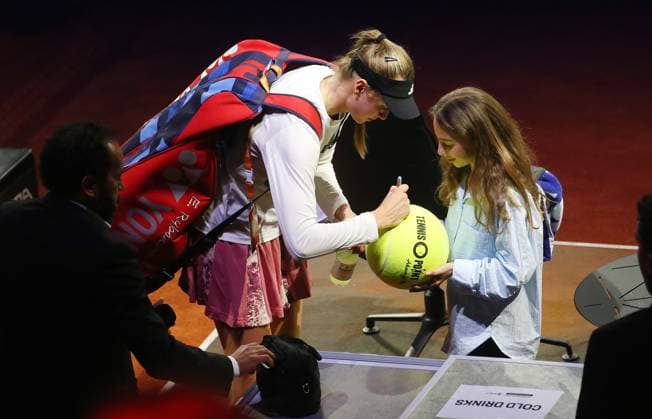 19.04.2023, Deutschland, Stuttgart, Porsche Tennis Grand Prix 2023, Elena Rybakina schreibt Autogramme nach dem Spiel