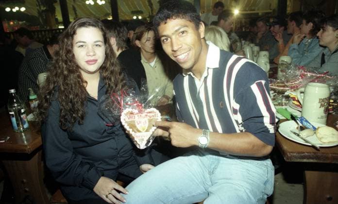 23.09.96 VfB Stuttgart Wasen Deutschland, Stuttgart, 23.09.1996, Fussball, Bundesliga, VfB Stuttgart, Cannstatter Wasen Volksfest: Giovane Elber mit Frau Cynthia und Lebkuchenherz. *** 23 09 96 VfB Stuttgart Wasen Germany, Stuttgart, 23 09 1996, football, Bundesliga, VfB Stuttgart, Cannstatter Wasen folk festival Giovane Elber with wife Cynthia and gingerbread heart
