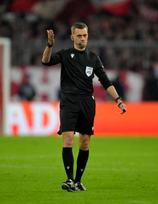 19.04.2023, Fussball UEFA Championsleague 2022 2023: Viertelfinale, FC Bayern München - Manchester City, in der Allianz-Arena München. Schiedsrichter Clement Turpin (FRA) gestikuliert,